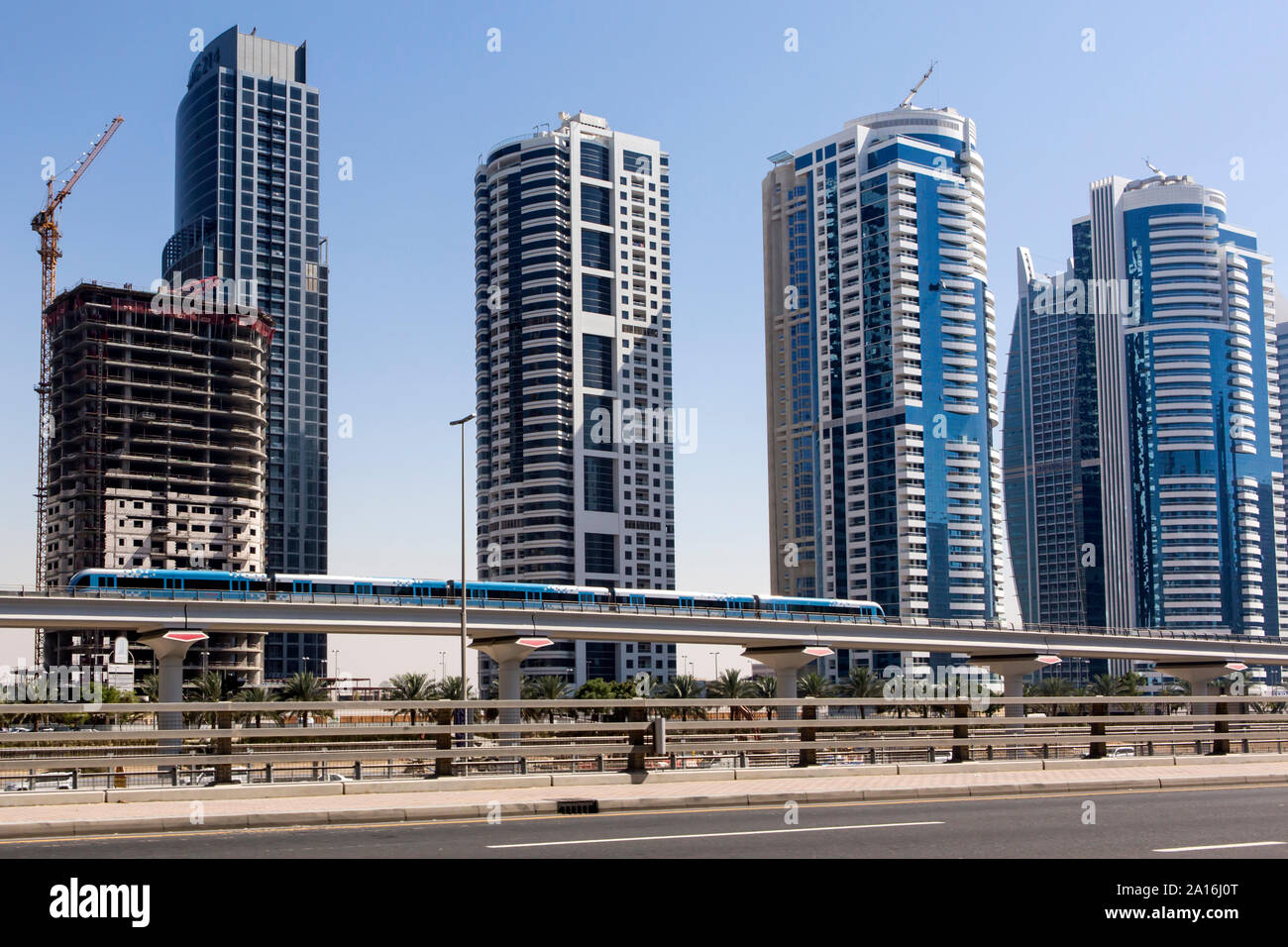 DUBAI - Metro nella parte anteriore del grattacielo a Dubai Marina. Foto Stock