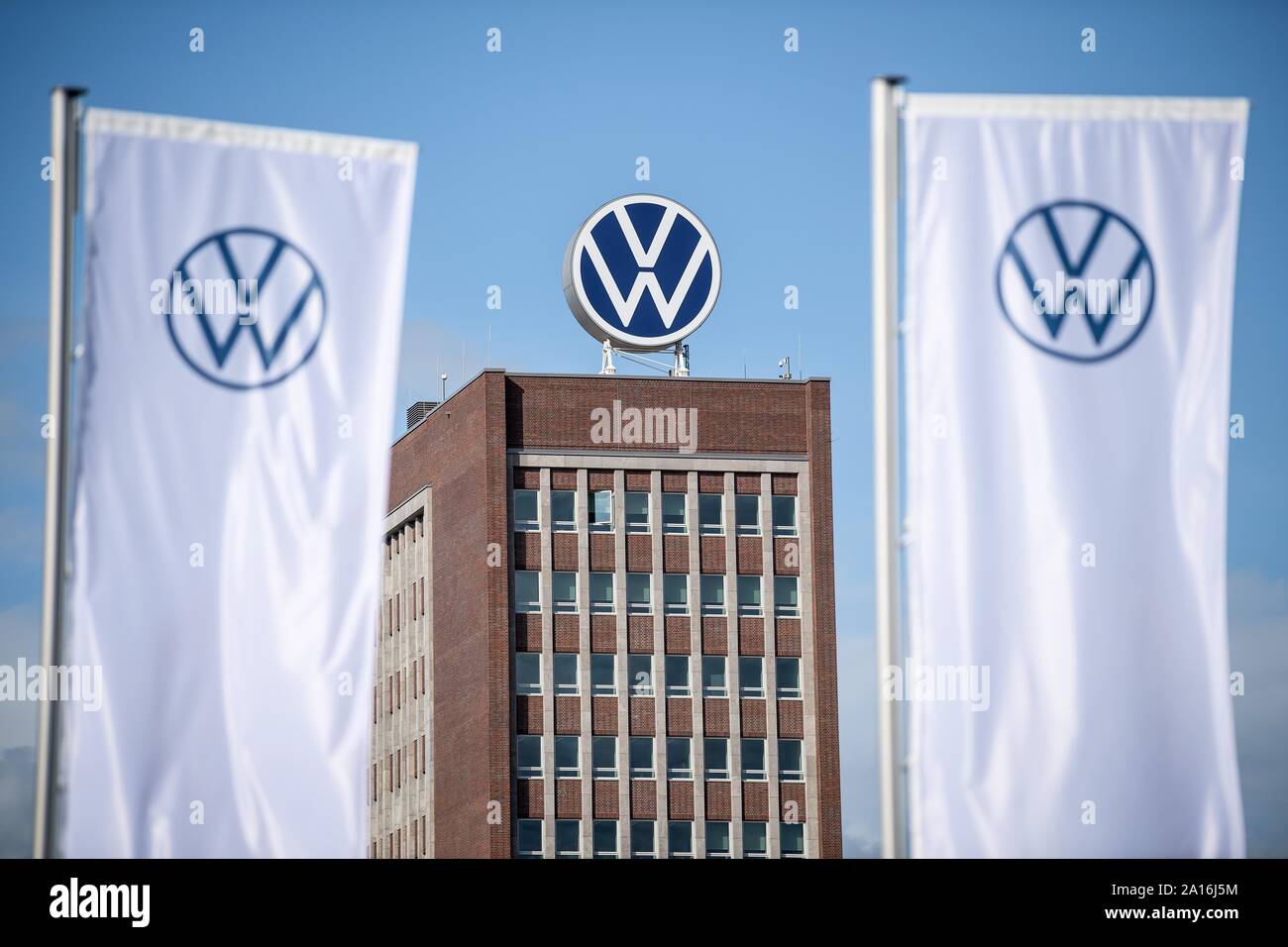 Germania. Xviii Sep, 2019. Un grande logo VW sorge su un alto edificio amministrativo della Volkswagen plant. Volkswagen di top management è stato caricato con la manipolazione del mercato. Credito: Sina Schuldt/dpa/Alamy Live News Foto Stock