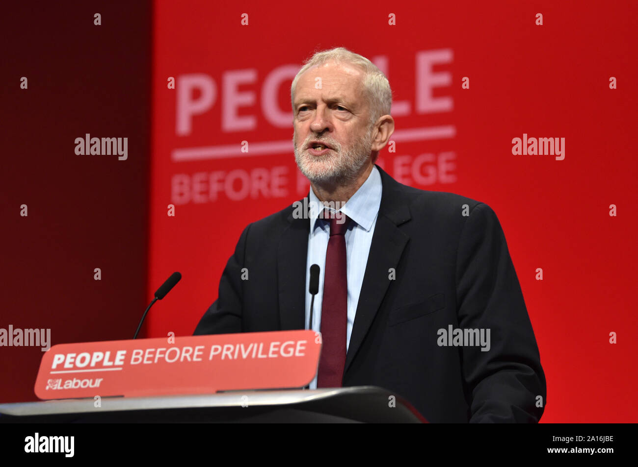 Brighton Regno Unito 24 Settembre 2019 - Jeremy Corbyn il leader del partito laburista parlando all odierna Labour Party Conference di Brighton come egli reagisce alle notizie che Boris Johnson di arresto del governo del Parlamento è stata trovata essere illegale dalla Corte Suprema . Credito : Simon Dack / Alamy Live News Foto Stock