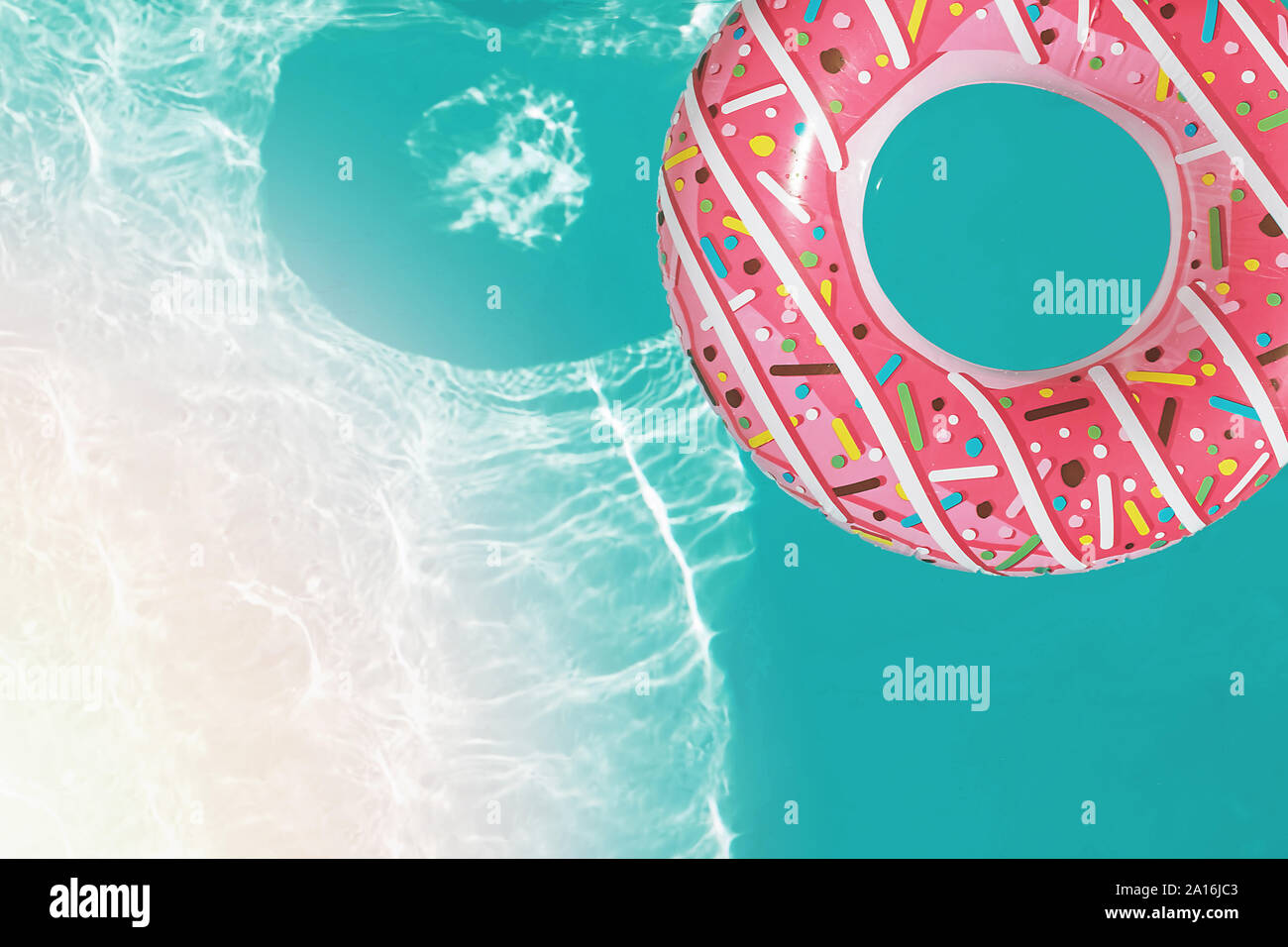 Anello gonfiabili di forma a ciambella galleggianti in piscina, Foto Stock