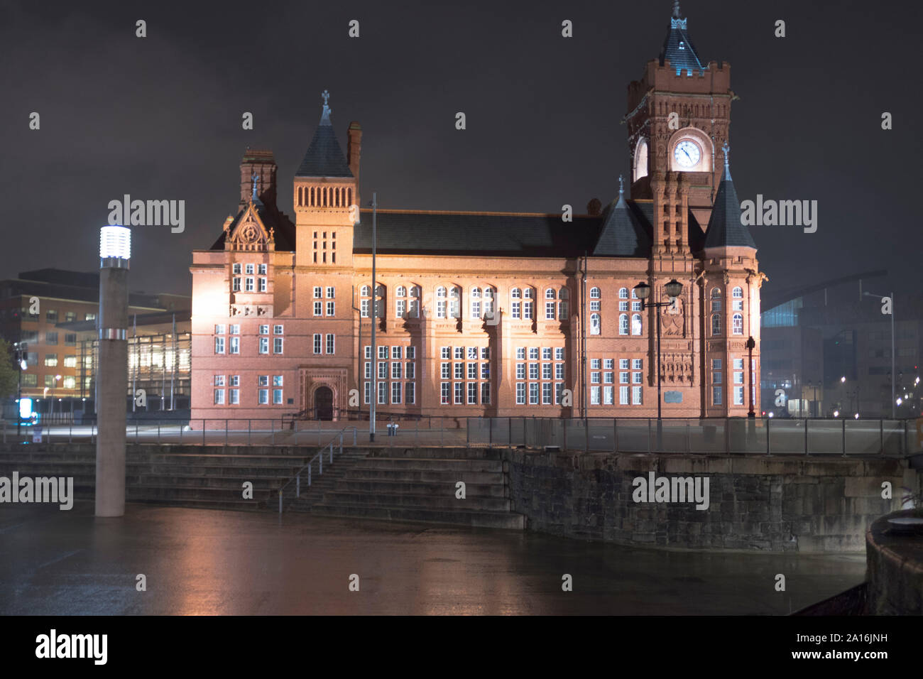 dh Cardiff Bay CARDIFF WALES Pierhead edificio Nazionale Assemblea per la notte del Galles Butetown Foto Stock