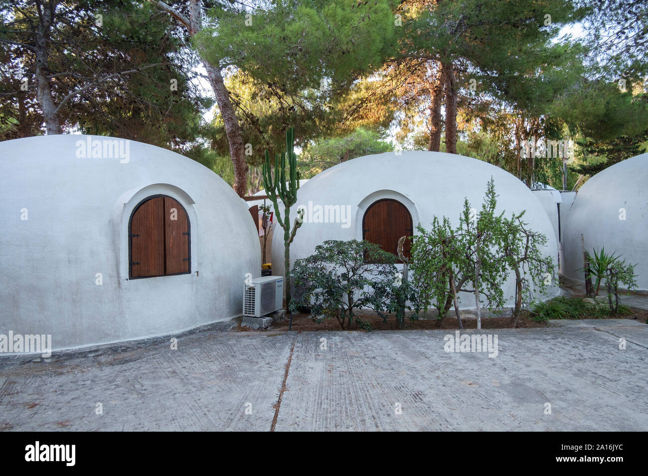 L'isola di Favignana, Sicilia, Italia, Agosto 2019. Vista di un campeggio con alcuni bungalow. Foto Stock