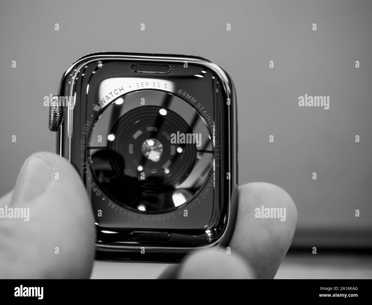 Parigi, Francia - Sep 20, 2019: Extreme macro close-up del nuovo posteriore indossabile saphyre Apple Guarda serie 5 Foto Stock