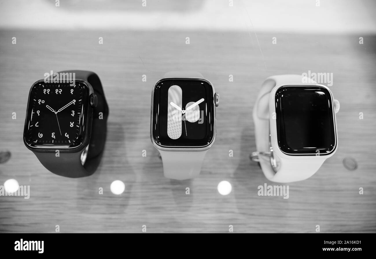 Parigi, Francia - Sep 20, 2019: bianco e nero indiano faccia guardare sul nuovo Apple indossabile guarda serie 5 Presentazione in vendita in Apple Store con watchOS 6 e il nuovo display OLED, che può rimanere sempre su Foto Stock