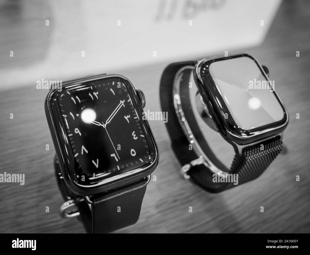 Parigi, Francia - Sep 20, 2019: Arabo fatch faccia sul nuovo Apple indossabile guarda serie 5 Presentazione in vendita in Apple Store con watchOS 6 e il nuovo display OLED, che può rimanere sempre su Foto Stock