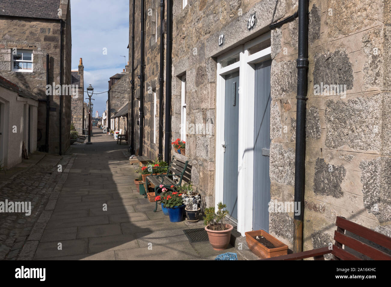 dh Fishing Villages vicolo FOOTDEE VILLAGE ABERDEEN SCOZIA Row of Fishermans cottage case in case di strada edifici lungo vicolo stretto villaggio Foto Stock