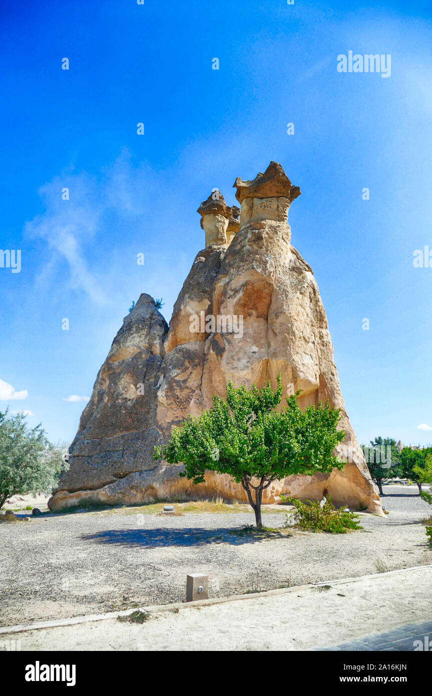 Il camino della fata equilibrato formazioni rocciose e grotte troglodite case, PasabaglariCappadocia, Turchia Foto Stock