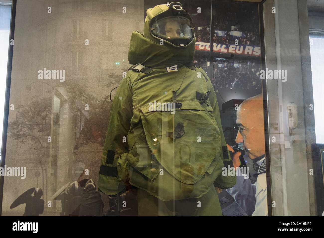 Parigi, Francia - Settembre 03, 2019: una bomba suit, l'eliminazione degli ordigni esplosivi (EOD) abito o una tuta blast in mostra al 'Musee de la prefettura d Foto Stock