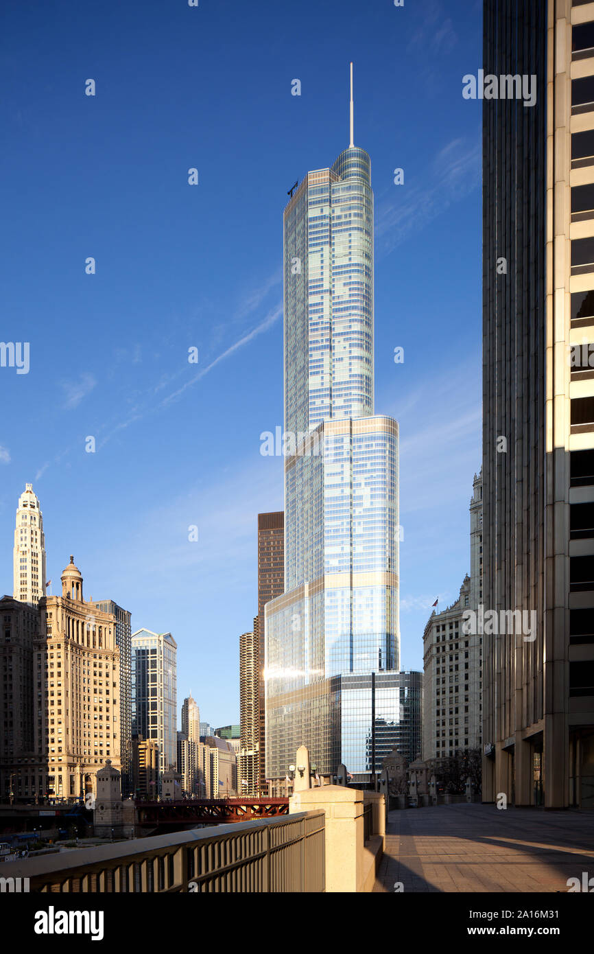 Chicago, Illinois, Stati Uniti - Trump International Hotel and Tower all'alba. Foto Stock