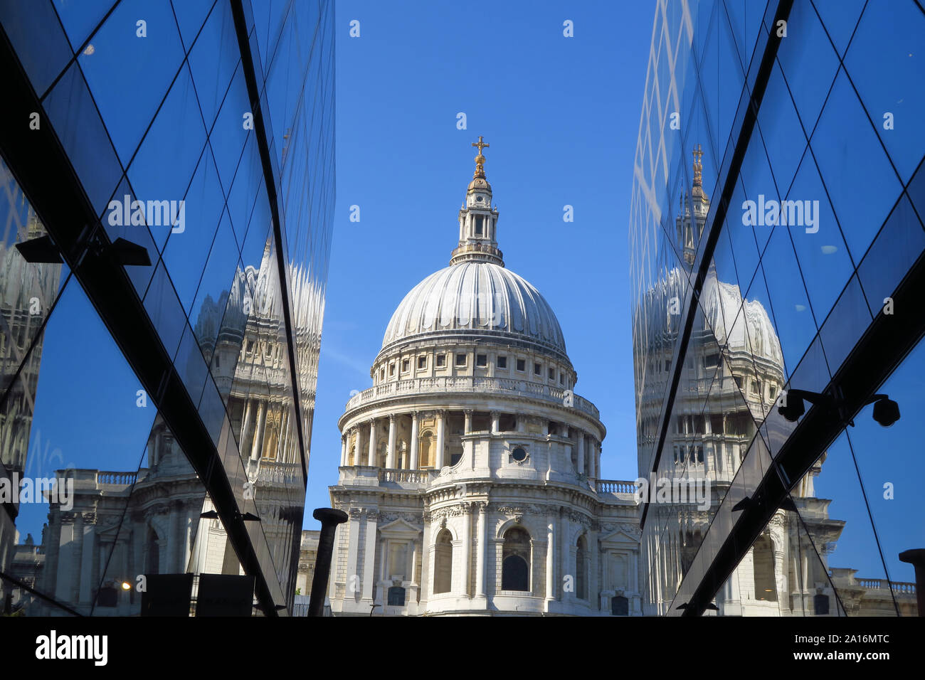 La Cattedrale di St Paul con la sua riflessione visto negli edifici che compongono una nuova modifica, Londra Foto Stock