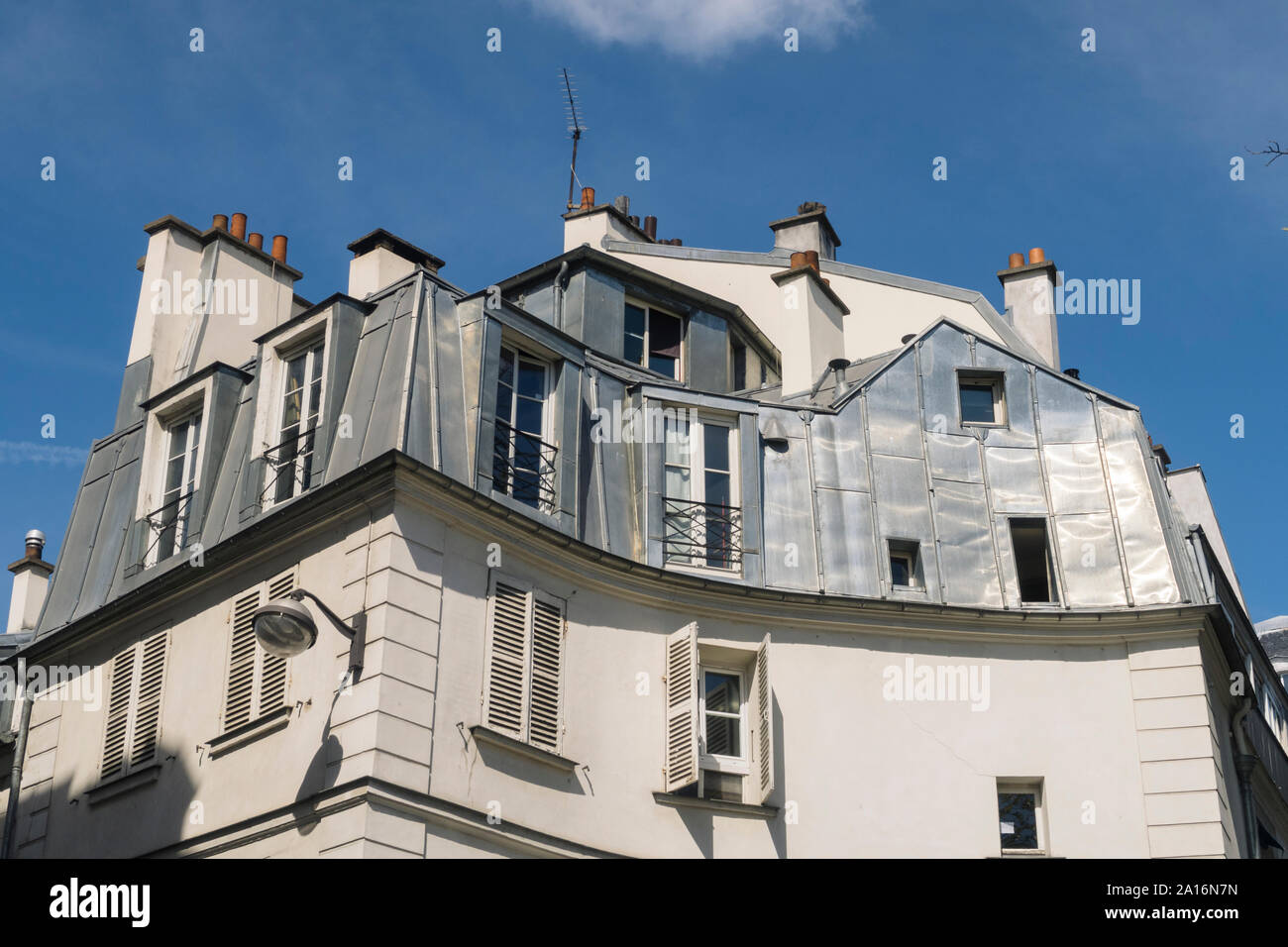 Parigi, Francia - Settembre 03, 2019: appartamento parigino la costruzione di tetti Foto Stock