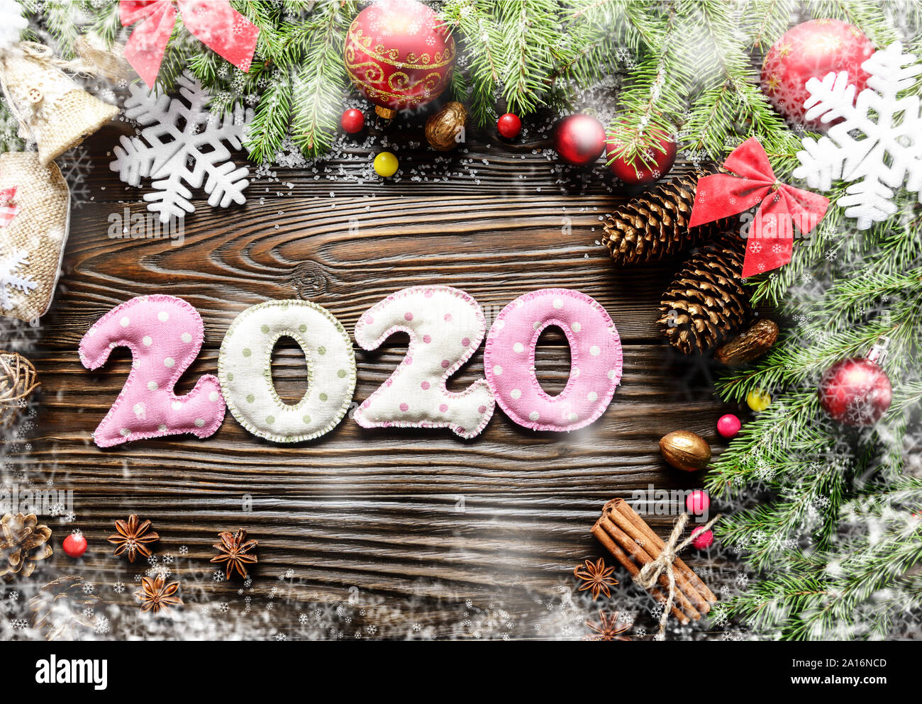 Colorata cucito cifre 2020 di polkadot tessuto con decorazioni di Natale lay piatto su sfondo di legno Foto Stock