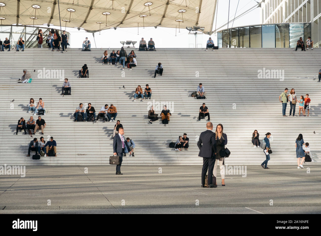 Parigi, Francia - Settembre 03, 2019: persone relax su per le scale di Le Grande Arche de La Defense Foto Stock