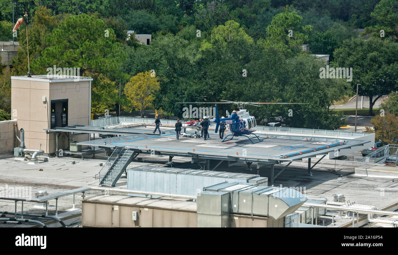 Elicottero di emergenza di atterraggio su un ospedale elisuperficie sul tetto. Foto Stock