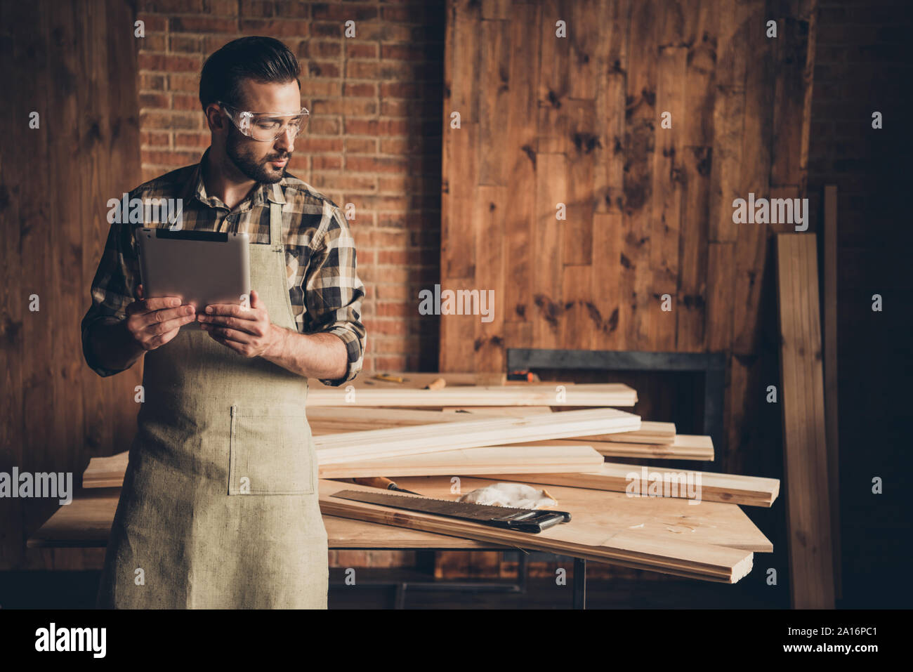 Idea creativa ha visto lato handsaw tabella registro superiore professione reader n Foto Stock