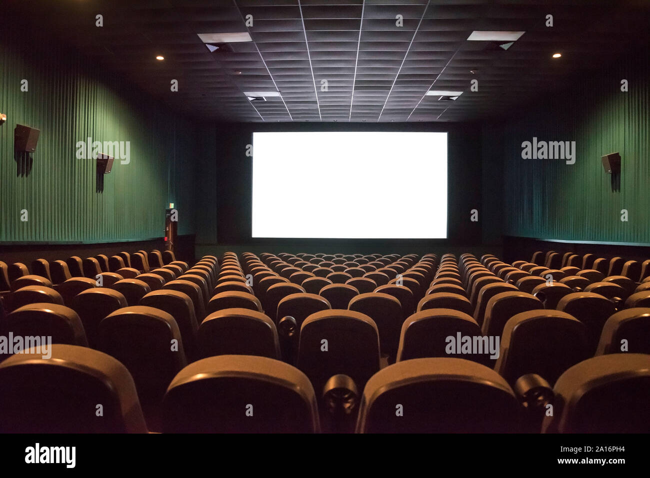 Movie Theater interno mostra schermo e sedi vuote. Foto Stock