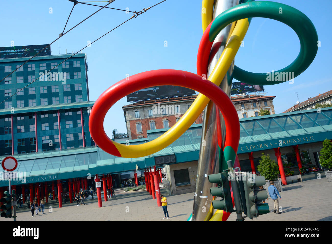 L'Italia, Lombardia, Milano, Piazza, Piazza Cadorna, Fa e filo scultura di Claes Oldenburg e Coosje van Bruggen Foto Stock