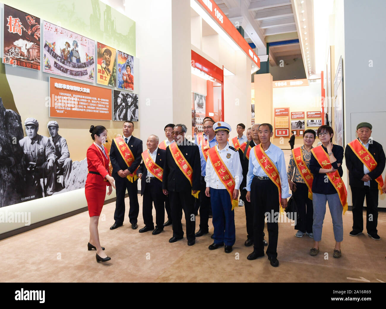 Pechino, Cina. 24Sep, 2019. Modelli di ruolo di visitare una grande esposizione di risultati conseguiti in commemorazione del settantesimo anniversario della fondazione della Repubblica Popolare Cinese (PRC) presso il Beijing Exhibition Center di Pechino, capitale della Cina, Sett. 24, 2019. Più di 200 modelli di ruolo da tutto il paese sono stati invitati a fare un giro di un grand exhibition a Pechino martedì. Tra di loro vi erano i modelli di comportamento etico e elite figure culturali, compresi i rappresentanti dei docenti e personale medico in servizio nelle zone rurali. Credito: Chen Yehua/Xinhua/Alamy Live News Foto Stock