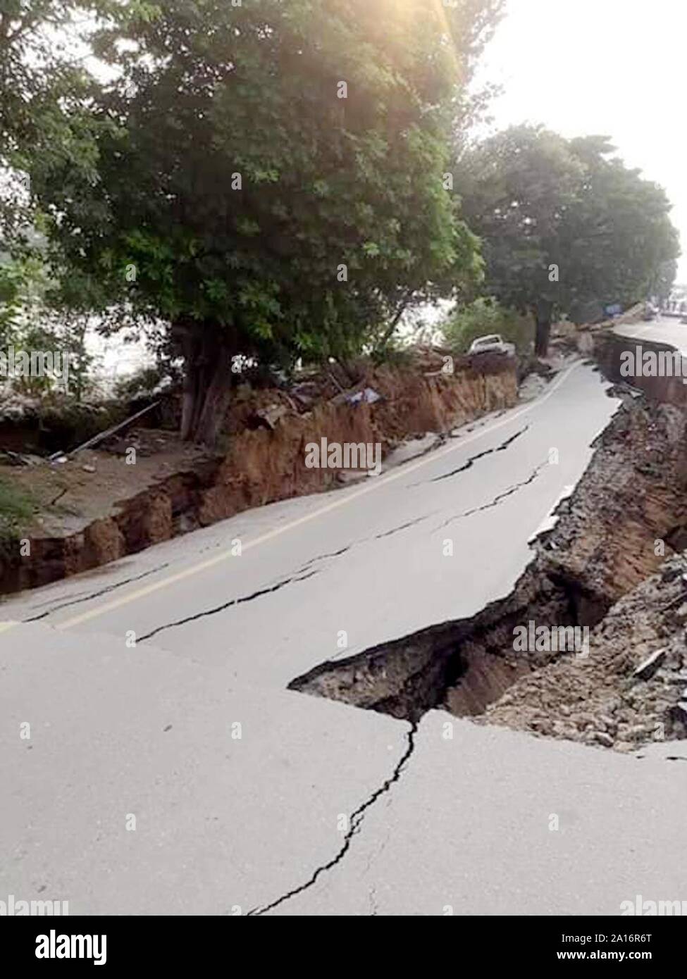 (190924) -- MIRPUR, Sett. 24, 2019 (Xinhua) -- foto scattate con un telefono cellulare rappresenta una strada danneggiata al terremoto-ha colpito la zona nel distretto di Mirpur del Pakistan-Kashmir controllato sul Sett. 24, 2019. Un 5.8-grandezza terremoto ha colpito parti del Pakistan il martedì. (Str/Xinhua) Foto Stock