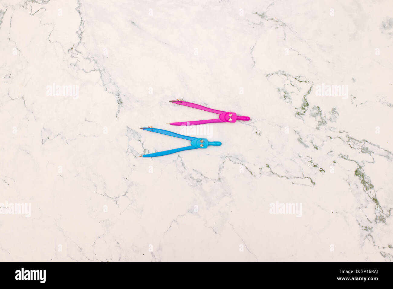 Rosa e blu partitore sulla tabella per la scuola Foto Stock