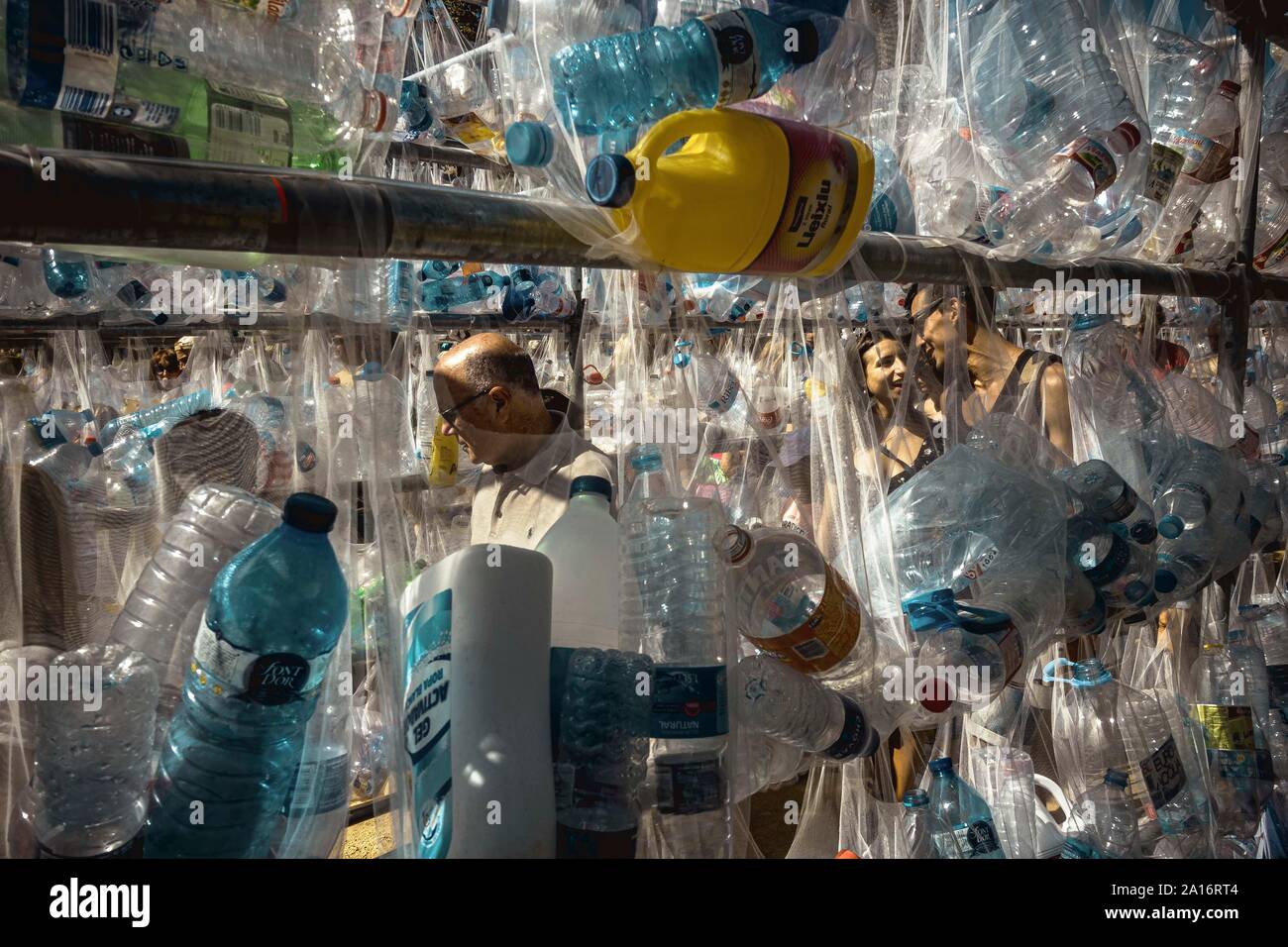 Barcellona, Spagna. 24 Settembre 2019: Visitatori attraversare un labirinto di rifiuti di plastica costruito da Madrid collettivo "Luzinterruptus' come una metafora del labirinto ecologico del nostro pianeta nel corso di Barcellona " vacanze La Merce' Credit: Matthias Oesterle/Alamy Live News Foto Stock