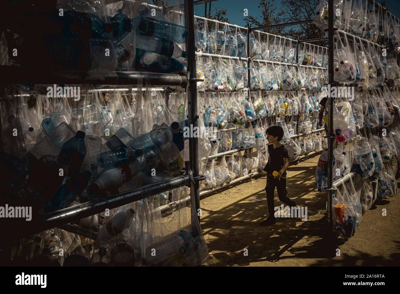 Barcellona, Spagna. 24 Settembre 2019: Visitatori attraversare un labirinto di rifiuti di plastica costruito da Madrid collettivo "Luzinterruptus' come una metafora del labirinto ecologico del nostro pianeta nel corso di Barcellona " vacanze La Merce' Credit: Matthias Oesterle/Alamy Live News Foto Stock