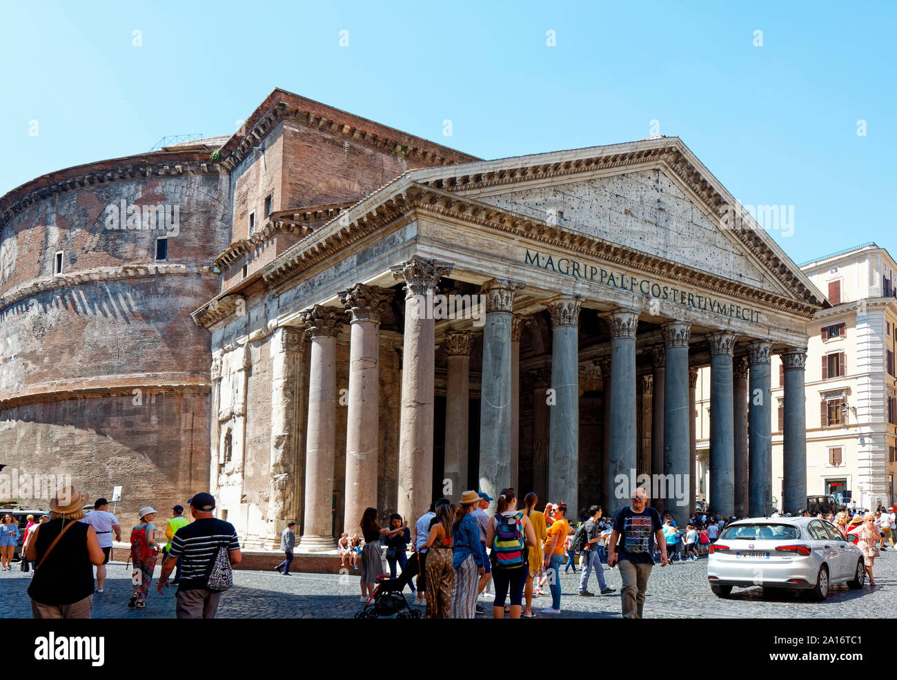 Pantheon; 120 D.C.; ex tempio romano; convertito a Santa Maria dei martiri chiesa 609; cattolica; antico edificio religioso; persone, Piazza della R Foto Stock