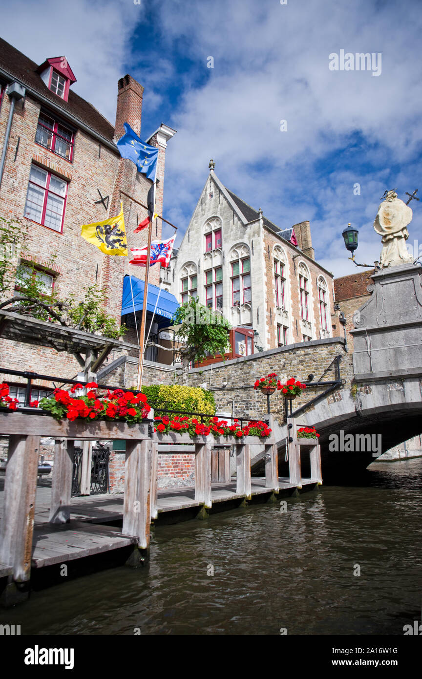 Una vista dal canale di edifici nel cuore della città storica di Bruges, Belgio. Foto Stock