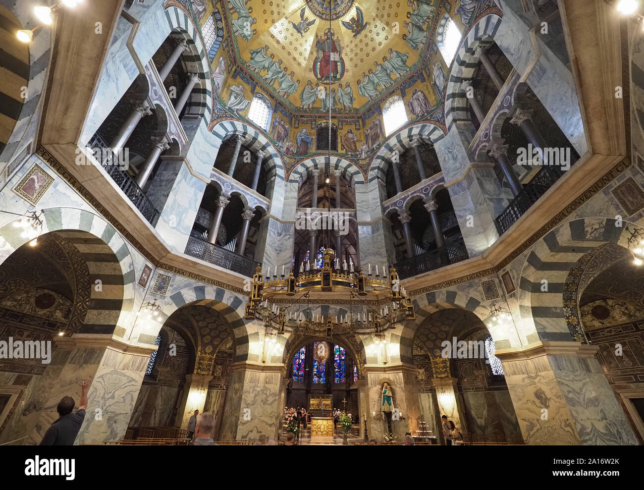 AACHEN, Germania - circa agosto 2019: Carlo Magno Cappella Palatina a Aachener Dom chiesa cattedrale Foto Stock