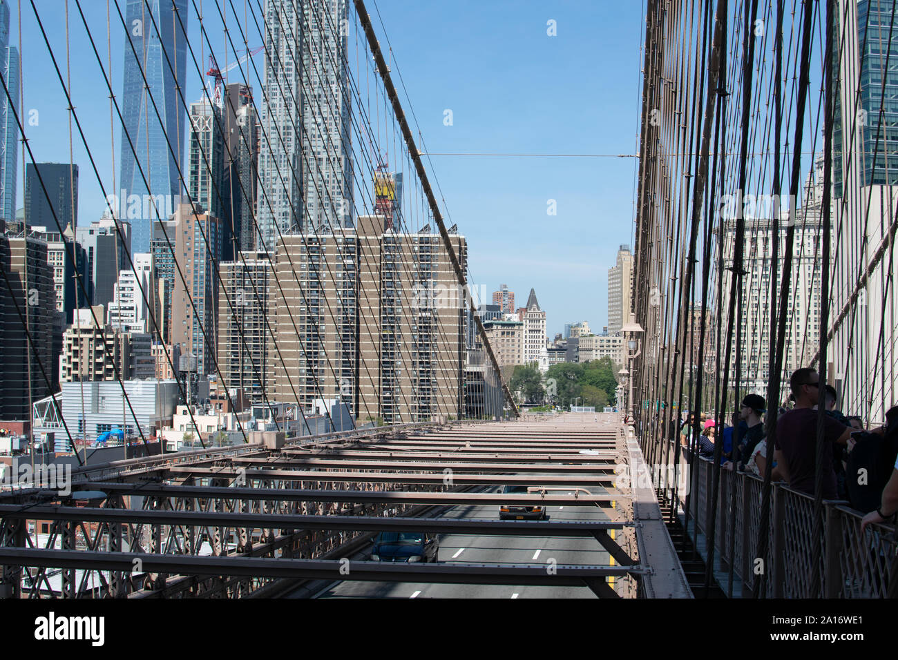 Blick auf die Skyline von Lower Manhattan mit der Stahlkonstruktion der Ponte di Brooklyn und Blick auf die untere Ebene, wo die Autos fahren Foto Stock