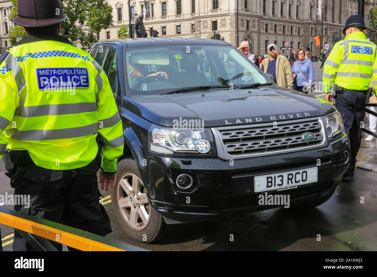 Westminster, Londra, UK, 24 settembre 2019. La moglie del parlatore, Sally Bercow, unità in Parlamento con il suo numero personalizzato-piastrate 'BERCO' auto. I politici e i commentatori da tutte le parti sono in alto la domanda intorno a Millbank Studios, College Green e l'edificio della Corte di commentare la sentenza di oggi. Credito: Imageplotter/Alamy Live News Foto Stock