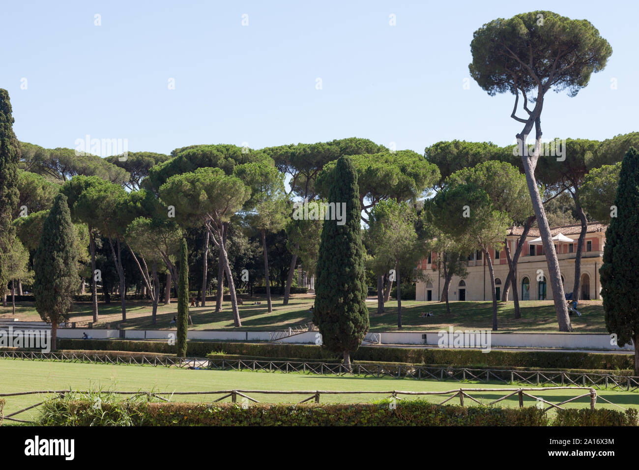 Villa Borghese della scena italiana con i cipressi e pietra o Pini Larici. Roma, Italia Foto Stock