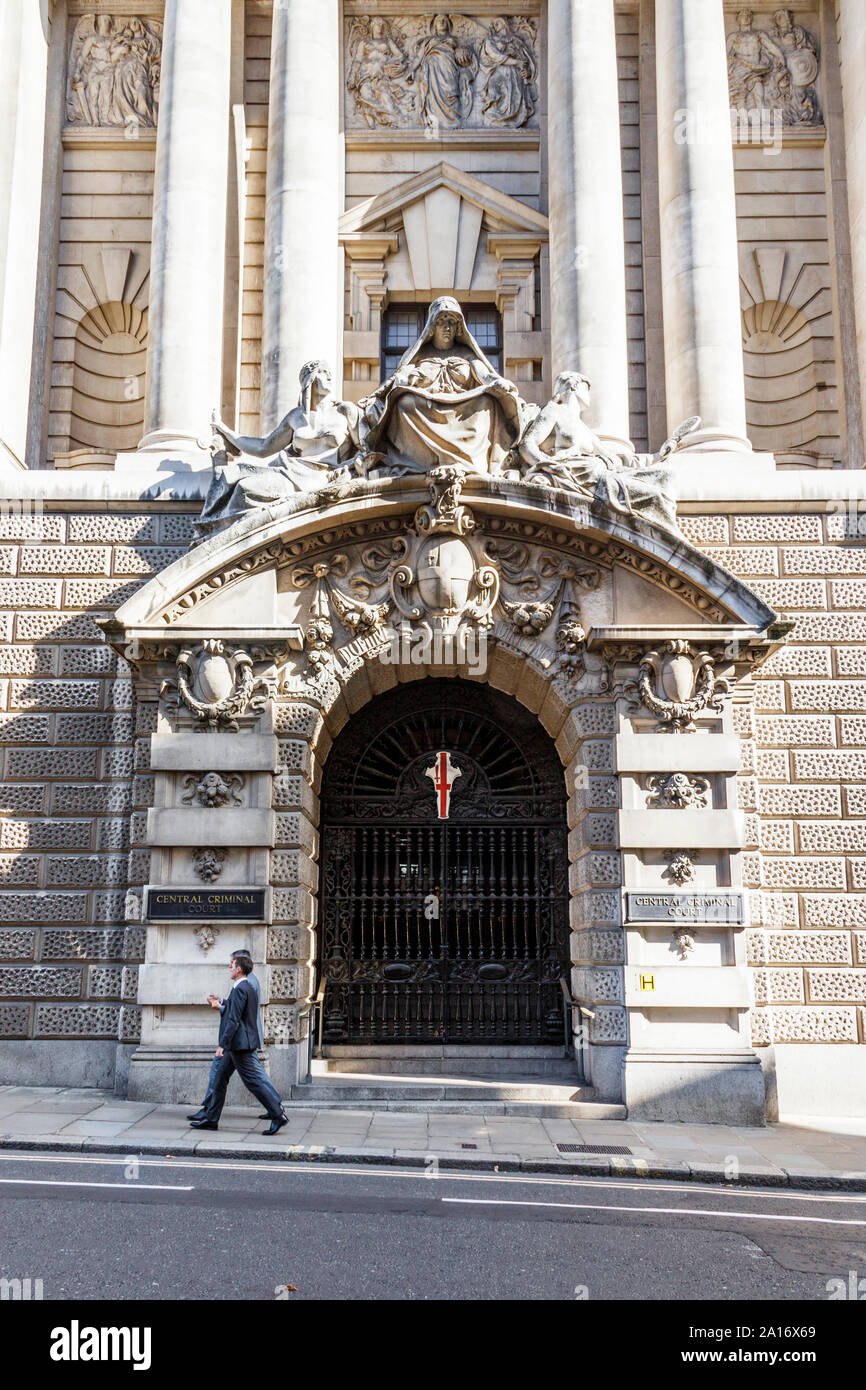 Pedone passato a piedi la porta della centrale di Corte penale, anche noto come il vecchio Bailey, London, Regno Unito Foto Stock