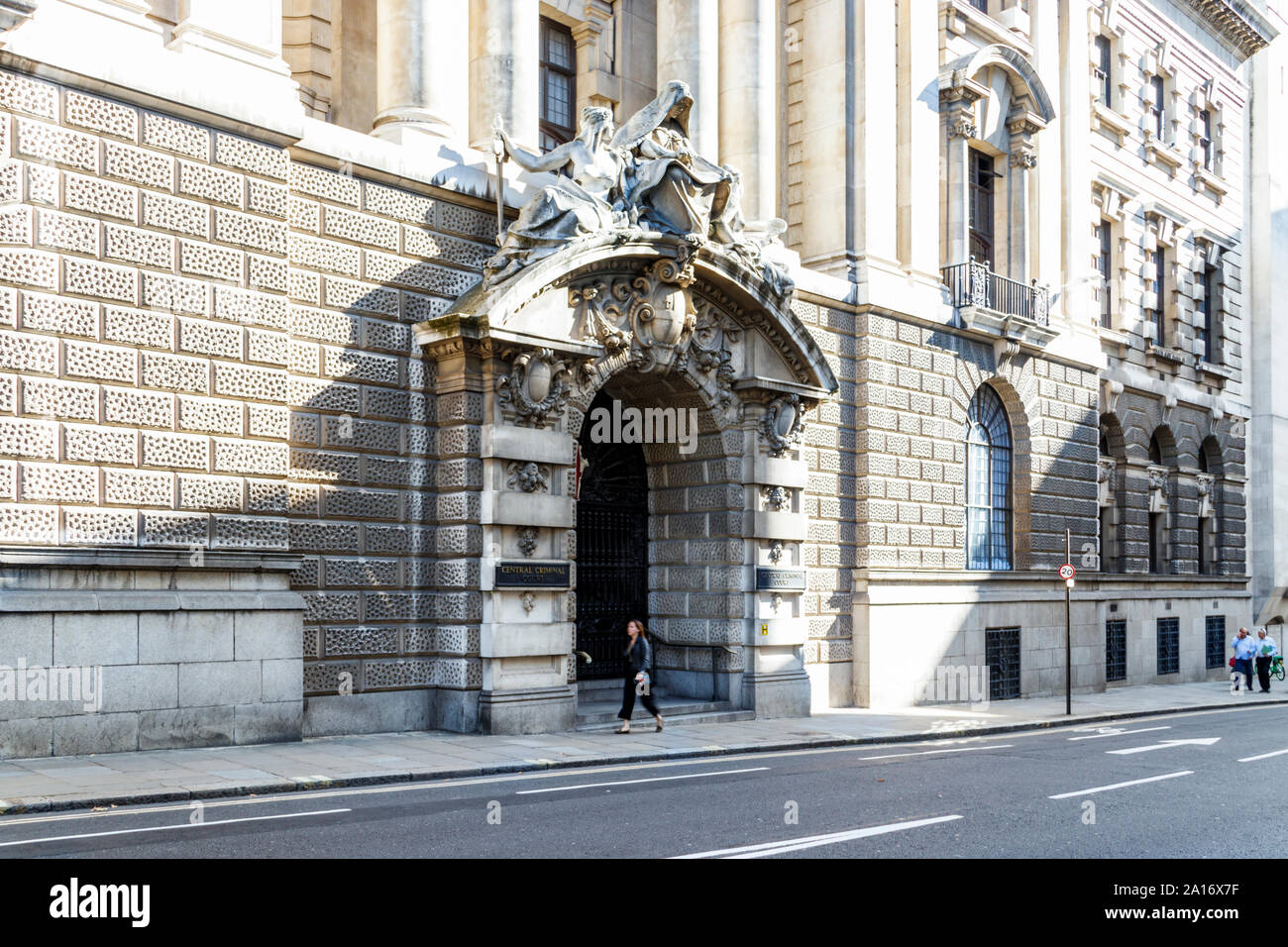 Pedone passato a piedi la porta della centrale di Corte penale, anche noto come il vecchio Bailey, London, Regno Unito Foto Stock