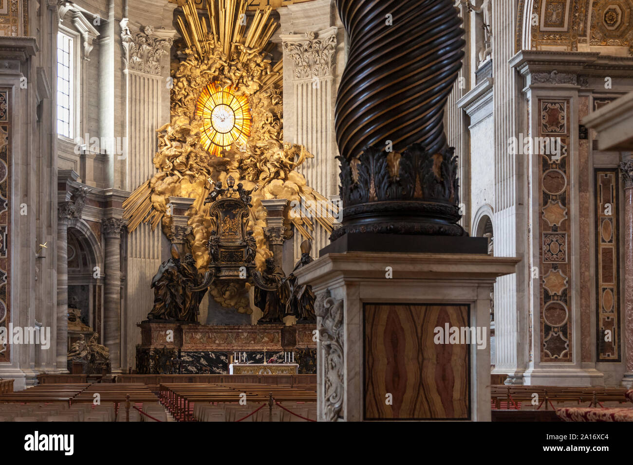 Cathedra Petri Altare della Cattedra di San Pietro dal Bernini, 1666S. La colomba nella finestra rappresenta lo Spirito Santo. La Basilica di San Pietro, Vaticano C Foto Stock