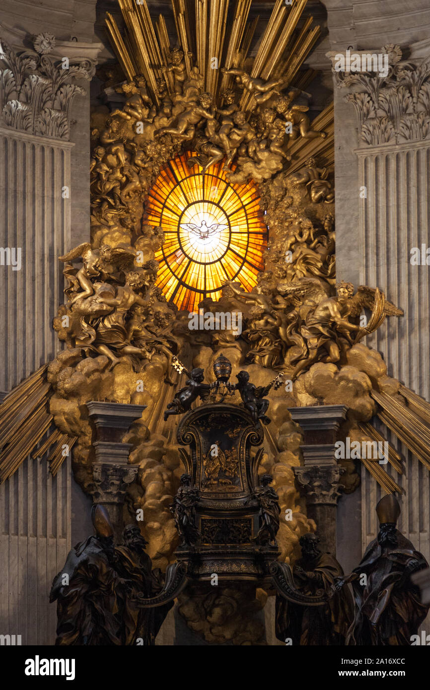 Cathedra Petri Altare della Cattedra di San Pietro dal Bernini, 1666S. La colomba nella finestra rappresenta lo Spirito Santo. La Basilica di San Pietro, Vaticano C Foto Stock
