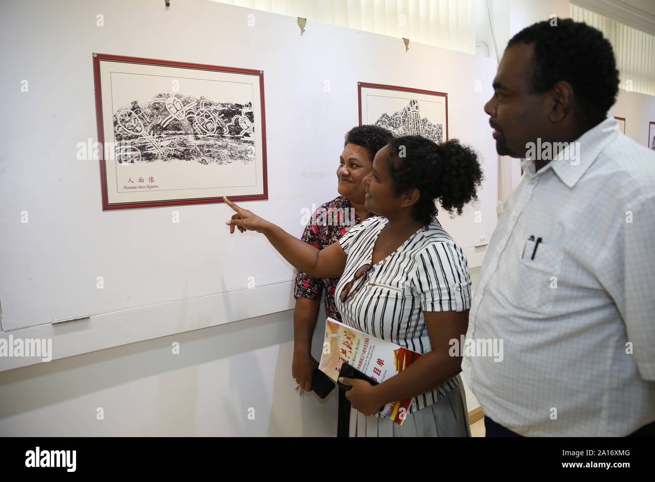 (190924) -- SUVA, Sett. 24, 2019 (Xinhua) -- Gli ospiti vista la presenta durante il Ningxia rock carving mostra d'arte a Suva, Figi, Sett. 24, 2019. Ningxia rock carving mostra d'arte ha dato dei calci a fuori sede martedì con 40 foto sul display per raffigurare il fascino delle montagne Helan rock carving arti. (Xinhua/Zhang Yongxing) Foto Stock