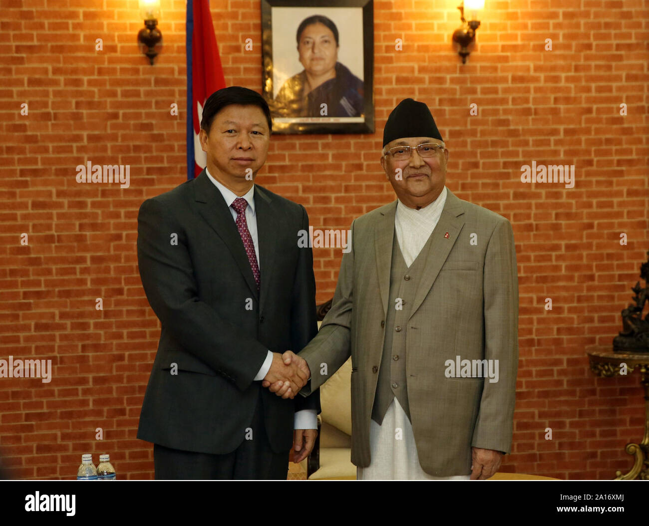 (190924) -- Kathmandu, Sett. 24, 2019 (Xinhua) -- il nepalese il Primo ministro KP Sharma Oli scuote le mani con la canzone Tao, capo del Dipartimento Internazionale del Partito Comunista della Cina (CPC) Comitato Centrale, a Kathmandu, Nepal, sul Sett. 23, 2019. (Foto di Sulav Shrestha che/Xinhua) Foto Stock