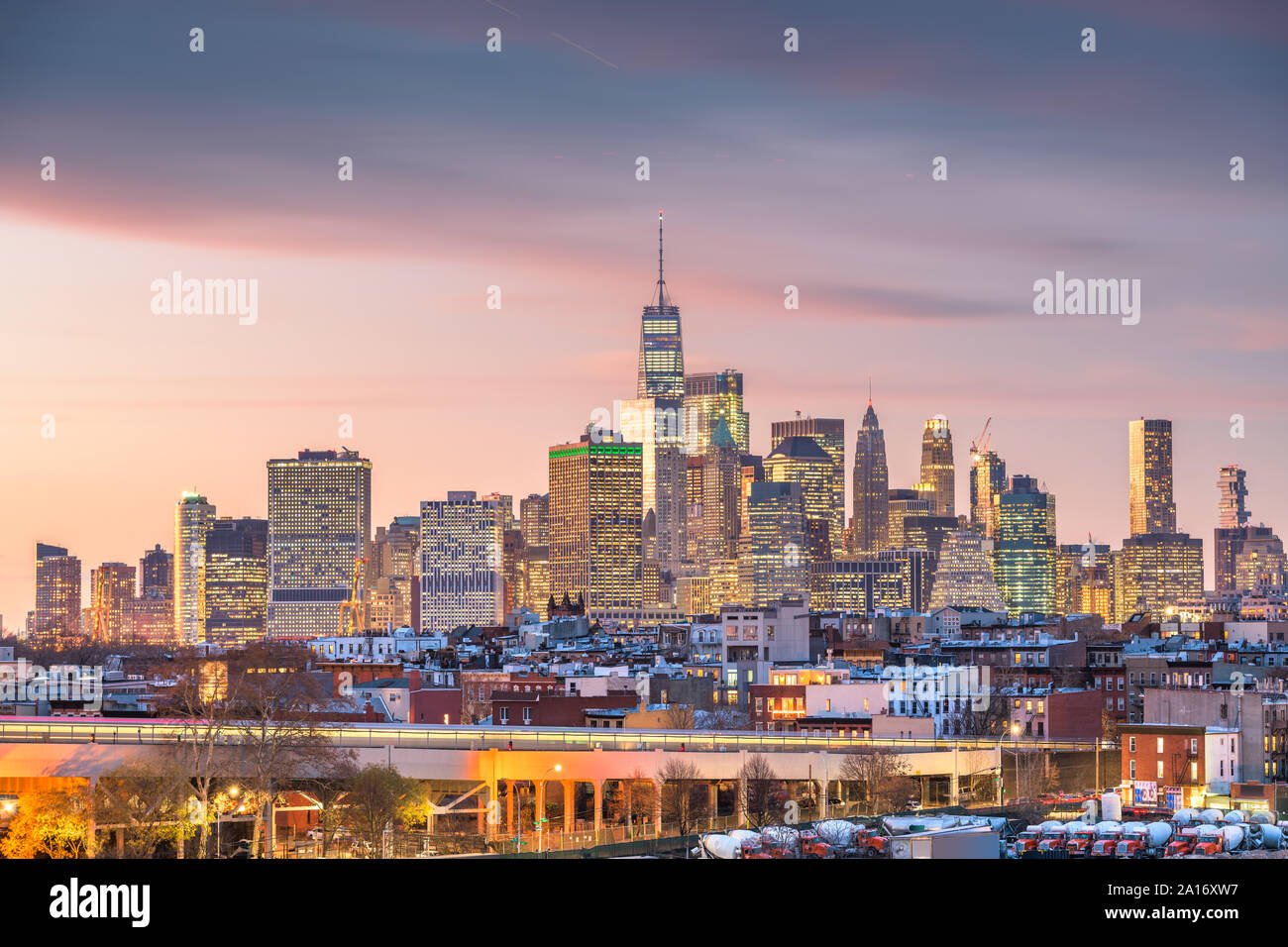 New York Midtown Manhattan skyline al tramonto con il Brooklyn aree industriali in primo piano. Foto Stock