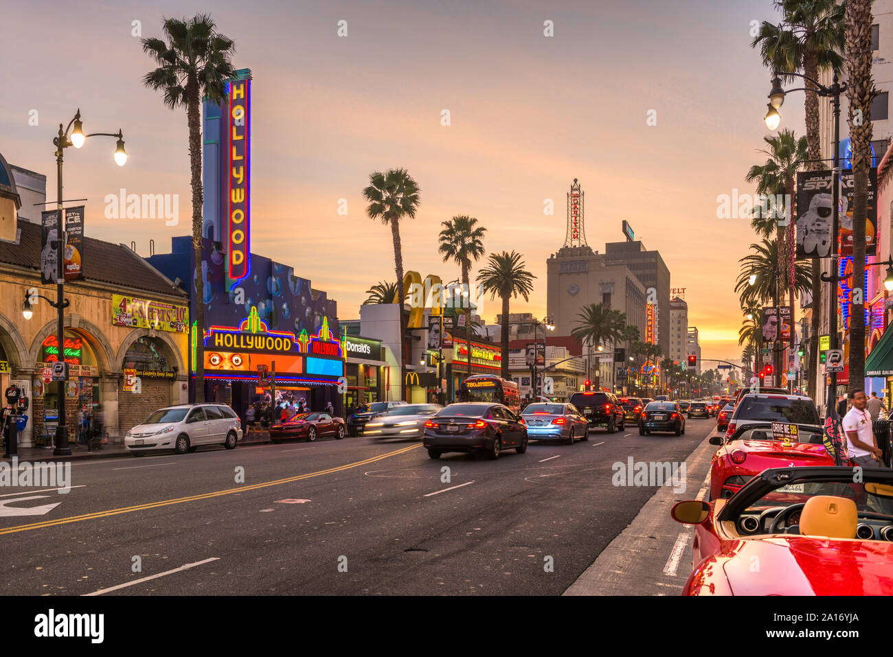 LOS ANGELES, CALIFORNIA - 1 Marzo 2016: il traffico su Hollywood Boulevard al crepuscolo. Il quartiere dei teatri è famosa attrazione turistica. Foto Stock