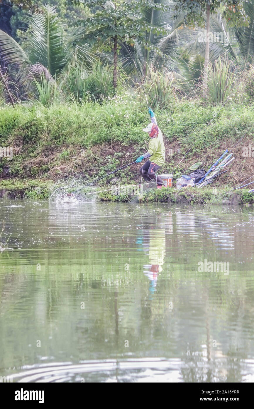 FANG,CHIANG MAI/THAILANDIA - settembre 22,2019: Azione pescatori pescano pesce al lago al mattino Foto Stock