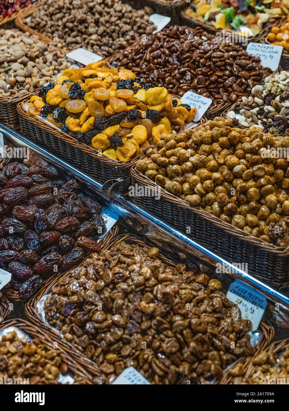Frutta secca e noci, al Mercato della Boqueria, Barcelona, Spagna. Foto Stock
