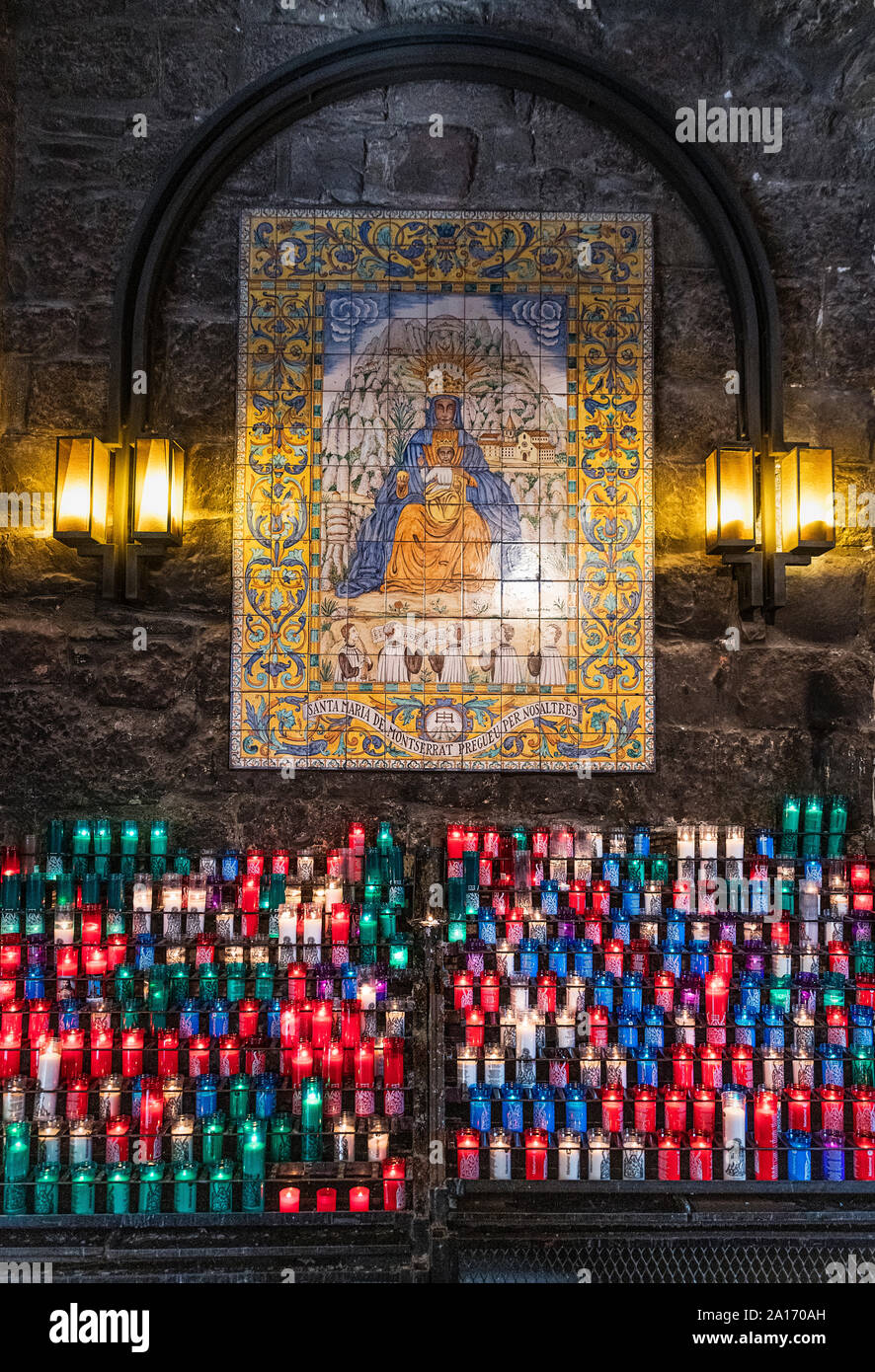 Candele votive in una icona di Santa Maria de Montserrat Abbey, Monistrol de Montserrat, Catalogna, Spagna Foto Stock