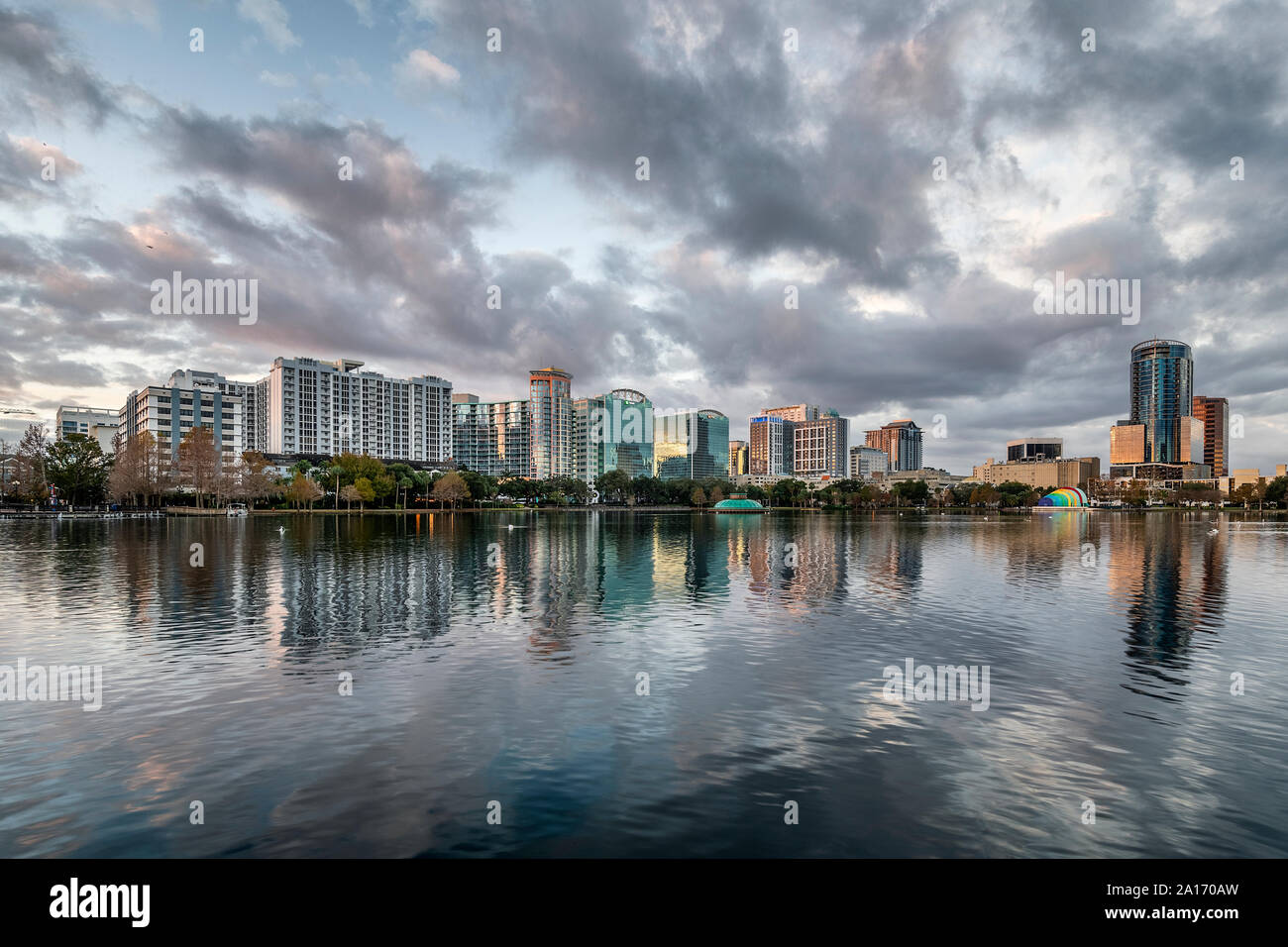 Skyline della città e Lake Eola, Orlando, Florida, Stati Uniti d'America. Foto Stock