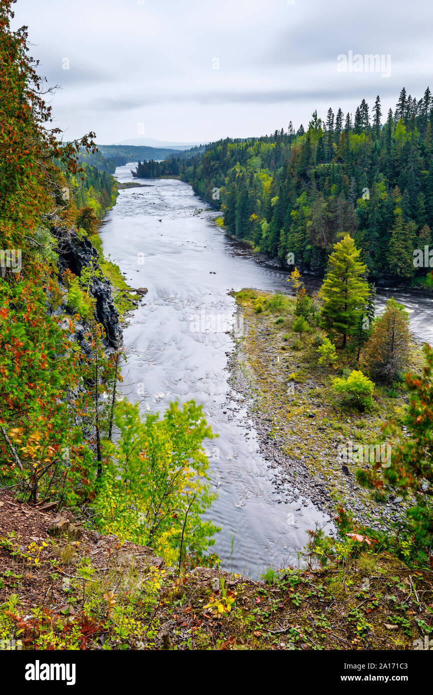 Fiume Kaministiquia, downtream di Kakabeka Falls, Ontario, Canada. Foto Stock