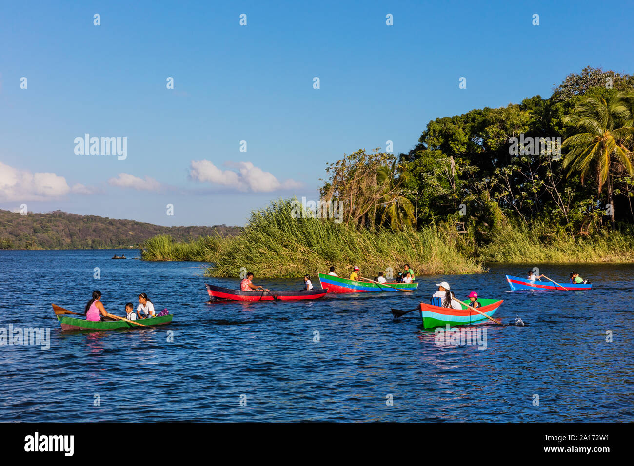 las Isletas de Granada , Nicaragua - 01 marzo 2018 : i bambini vanno a scuola con barca sul lago Nicaragua Foto Stock