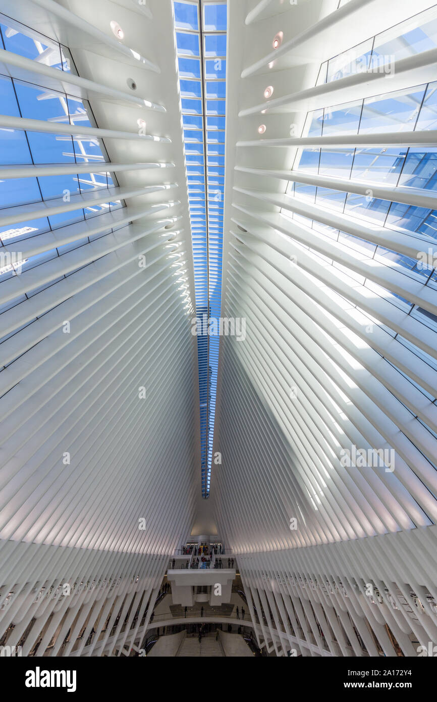 Vista interna del Occulus World Trade Center station design architetto attrazioni di Manhattan a New York City USA Foto Stock