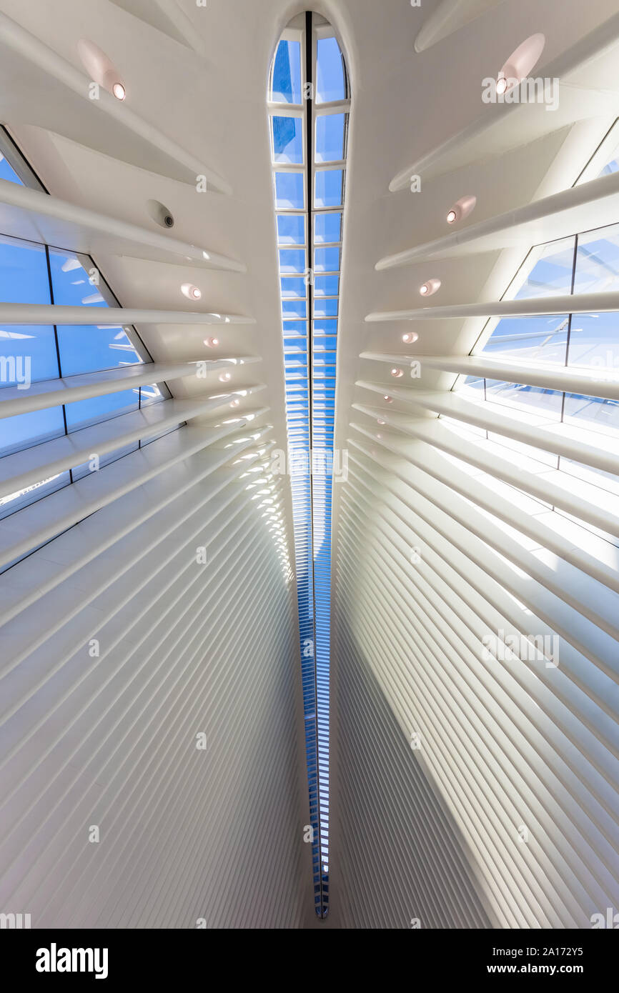 Vista interna del Occulus World Trade Center station design architetto attrazioni di Manhattan a New York City USA Foto Stock