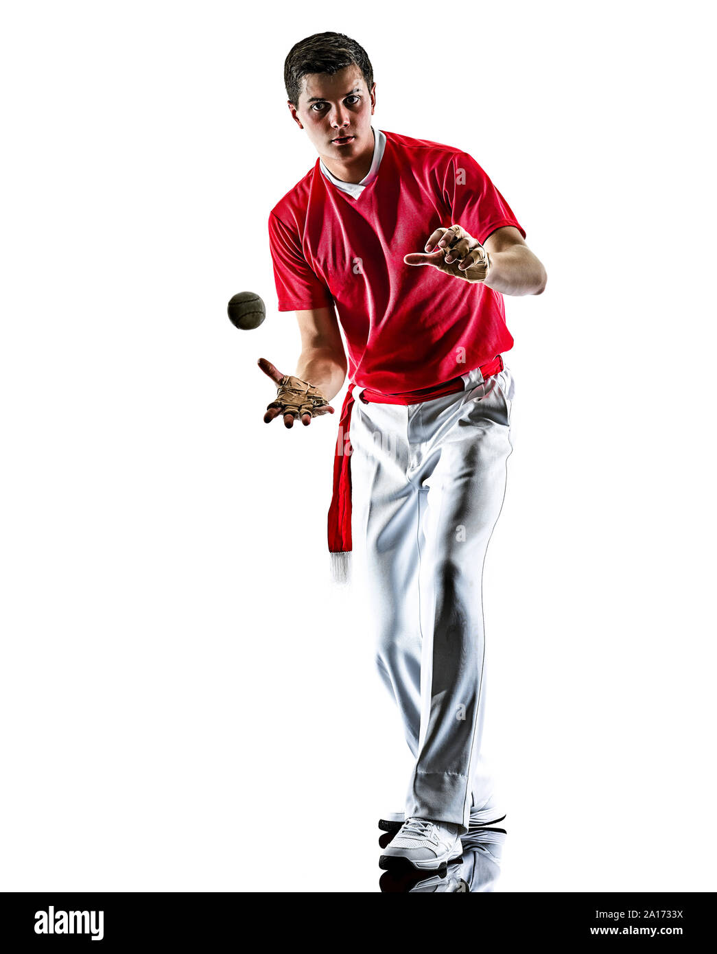 Un caucasian jai alai pelota basca Cesta Punta player uomo isolato su sfondo bianco silhouette Foto Stock