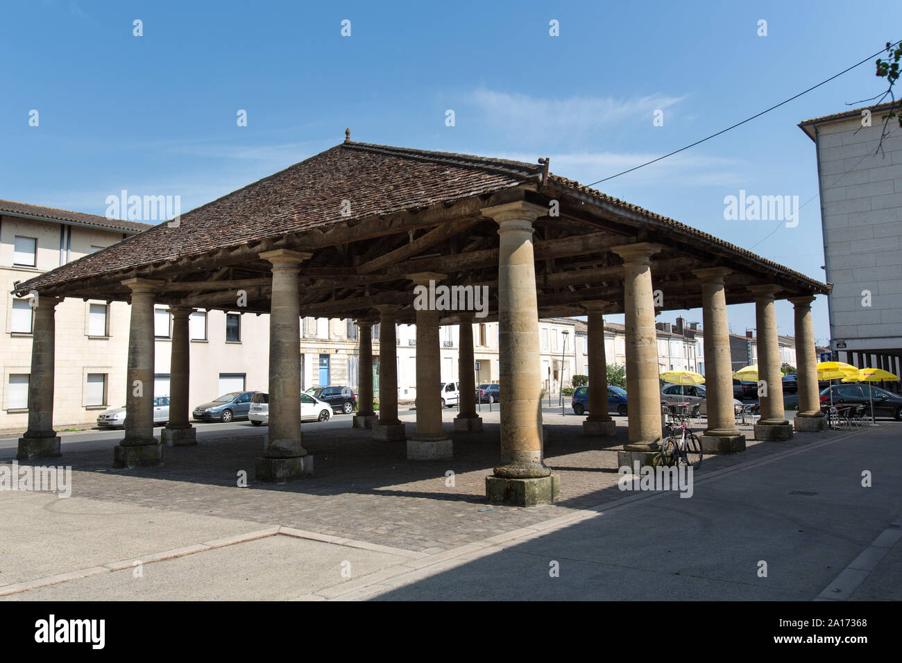 Sainte-Foy-la-Grande, Francia. Vista pittoresca di Sainte-Foy-la-Grande mercato all'aperto Sala, a Place de la Halle. Foto Stock